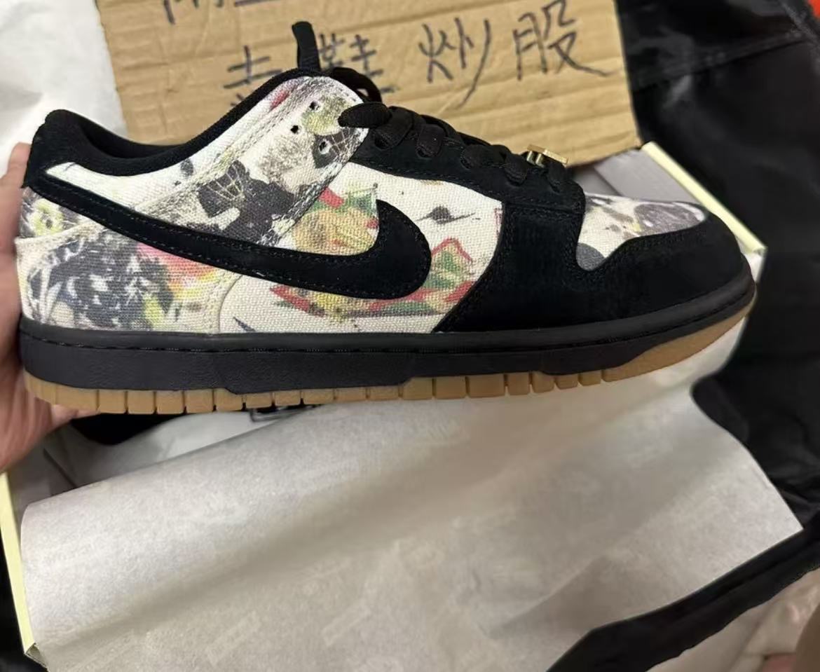 Supreme × Nike SB Dunk Low 